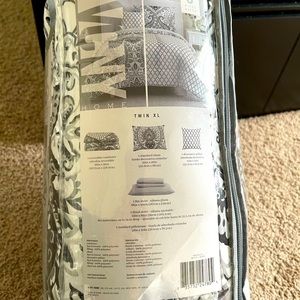 Comforter with 1 Sham 1 Pillow and 1 Flat sheet